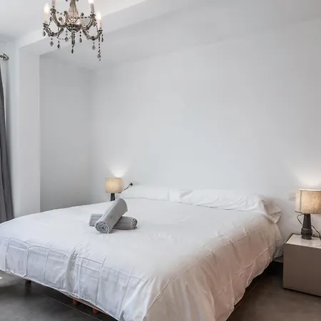 Hayam Apartamentos, Cristianos